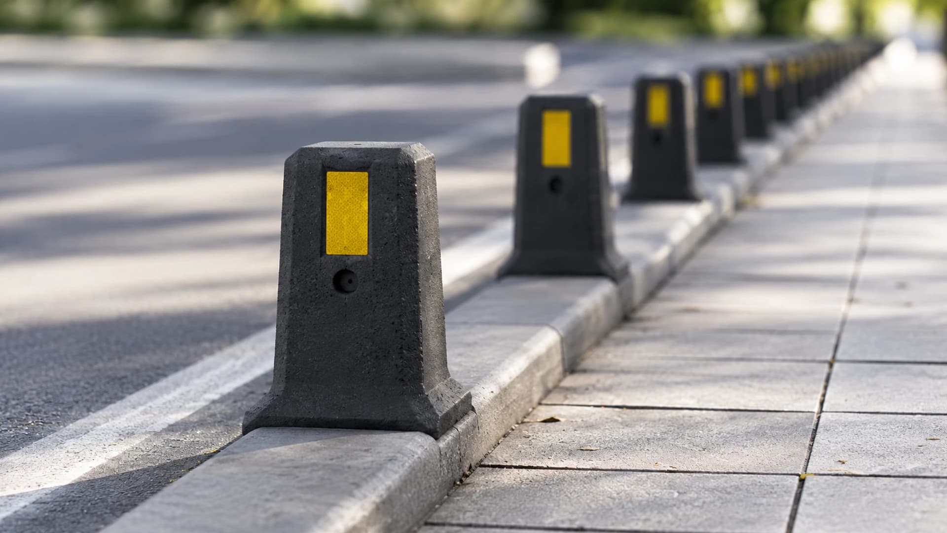 Özbeton 30×30 cm reflektörlü dikili beton sınır elemanı, yol kenarı trafik düzenleme uygulaması